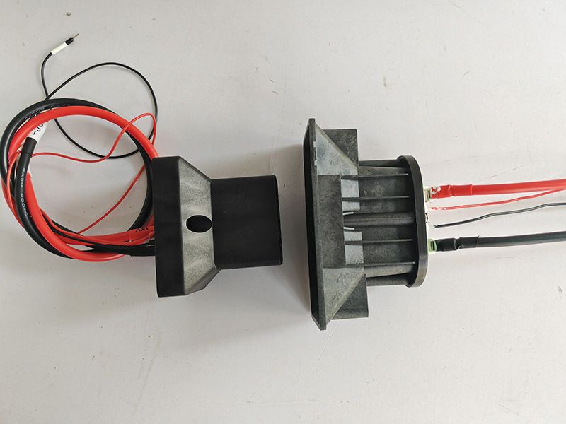 Plug-in charging connection device